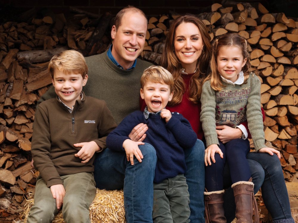 The Duke and Duchess of Cambridge and their three children; Prince George, Princess Charlotte and Prince Louis' 2020 Christmas Card ©Matt Porteous/Kensington Palace